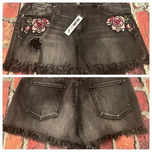 NWT William Rast denim shorts size 32 B306
66% cotton 32% Polyester 2% Elastane